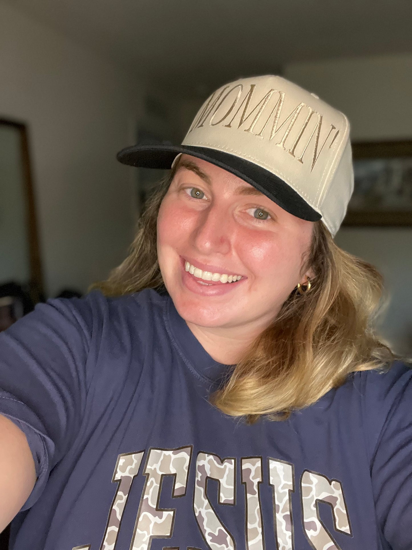 MOMMIN’ Trucker Hat