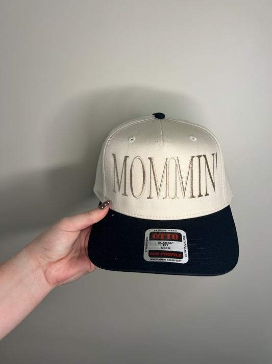 MOMMIN’ Trucker Hat