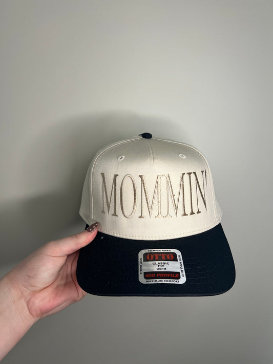 MOMMIN’ Trucker Hat